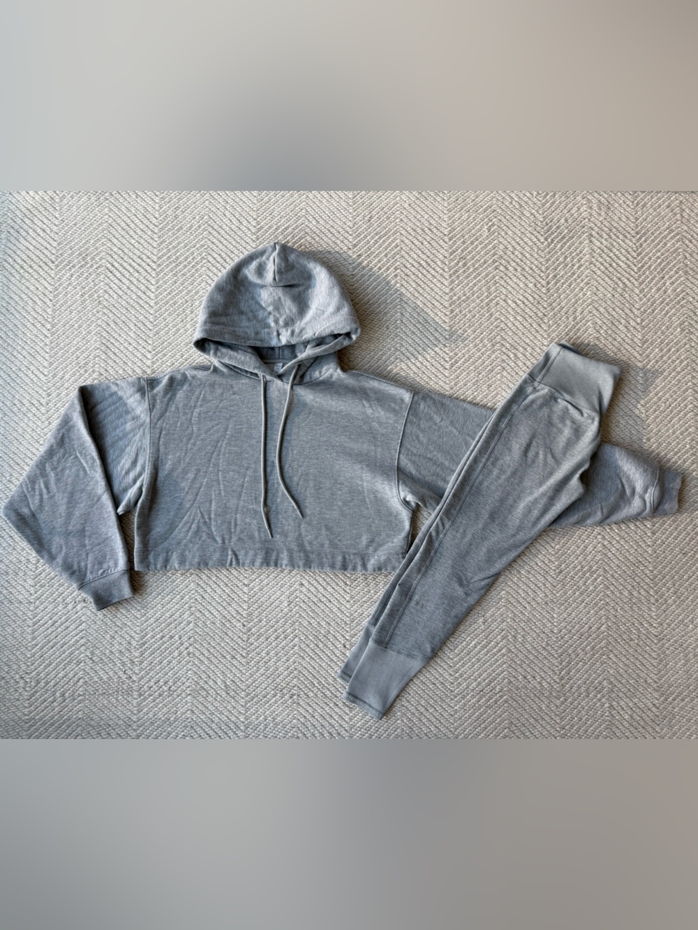 Alo Bundle: Cropped hoodie (xs) and capri leggings (s)